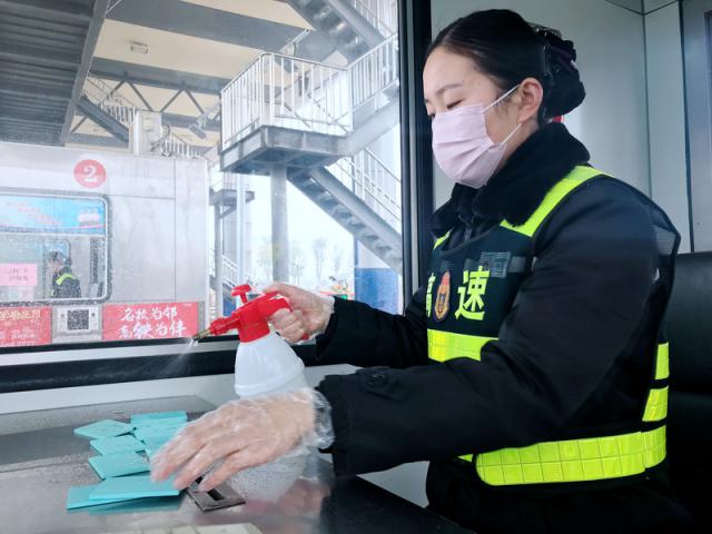 一線員工配備口罩、手套等防護(hù)用品堅(jiān)守崗位，同時(shí)做好辦公、生活區(qū)域及CPC卡的消毒。_調(diào)整大小.png