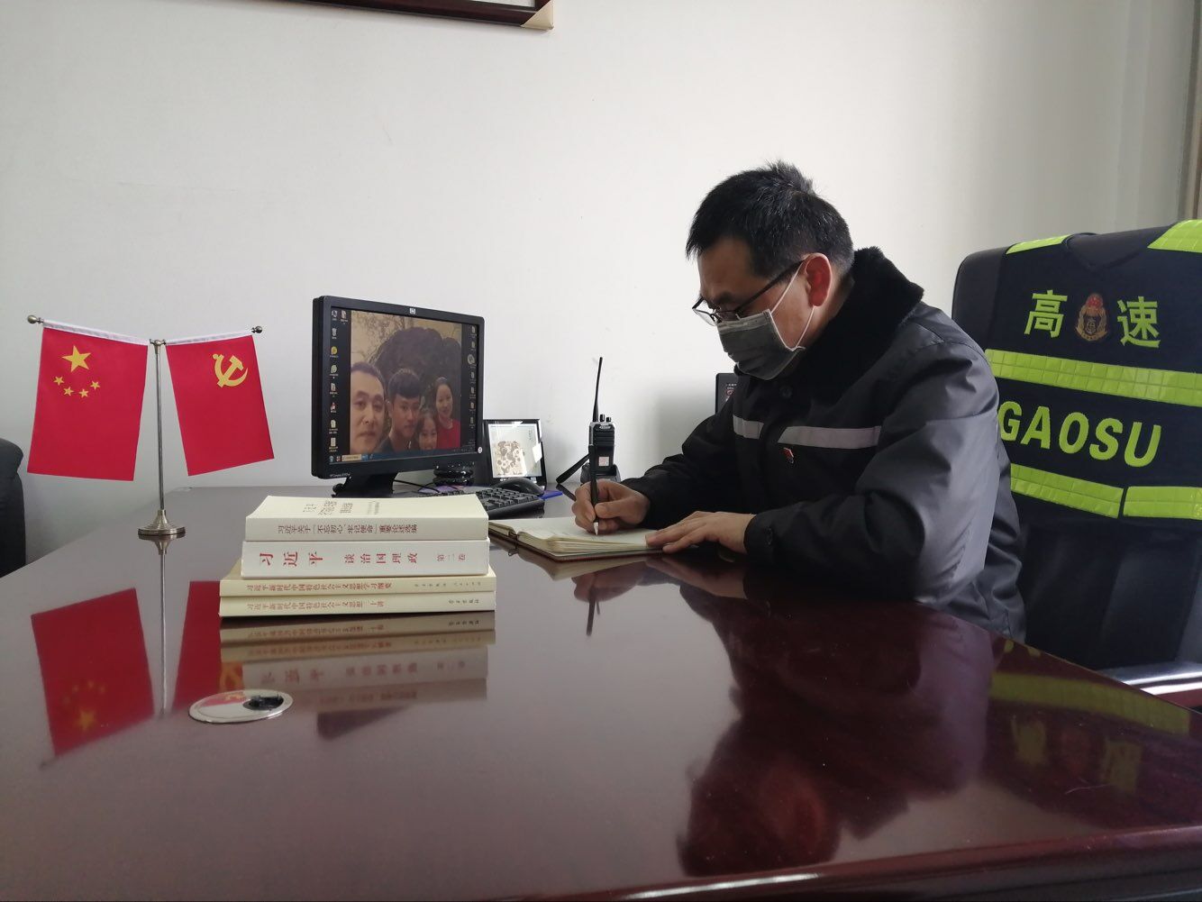 界阜蚌公司利辛東站青年團(tuán)員積極做宣傳志愿者，在收費(fèi)廣場(chǎng)發(fā)放“知艾防艾宣傳單”，營(yíng)造良好的艾滋病防治社會(huì)環(huán)境。.jpg
