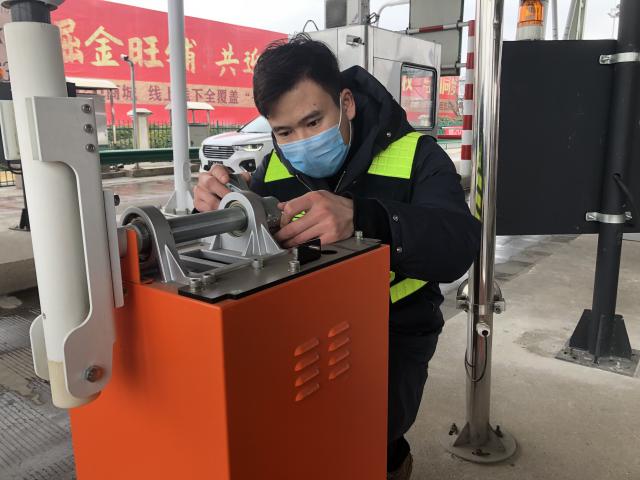 淮南站的青年團員方山山堅守一線當好機電設(shè)備的醫(yī)生，保障機電設(shè)備健康運轉(zhuǎn)01.jpg