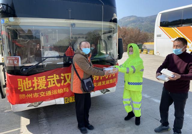 長嶺關服務區(qū)給雷神山醫(yī)院援建設者們送去簡餐.jpg