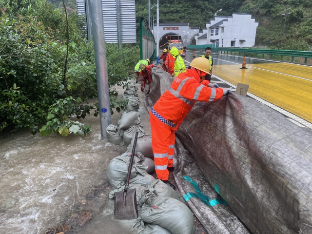 6月20日，寧國(guó)處搶修人員對(duì)黃千段隧道邊溝積水問題搶修，保障道路暢通.jpg