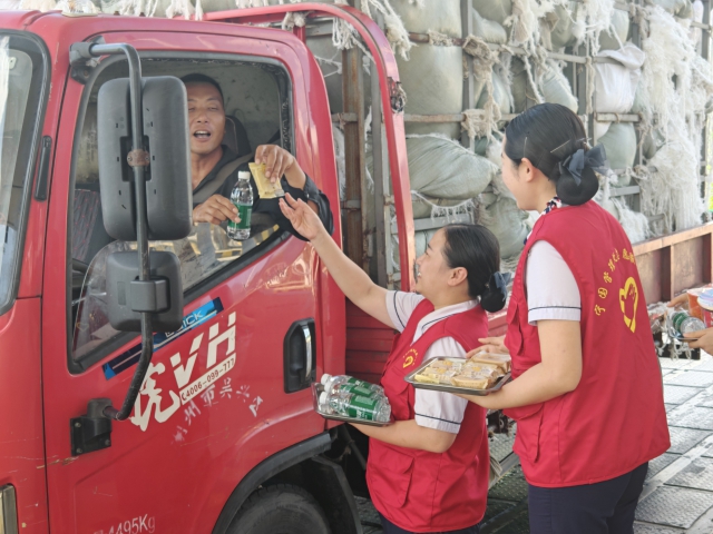 9月15日，寧國處楊灘站工作人員為旅途中的司乘送去中秋祝福.jpg