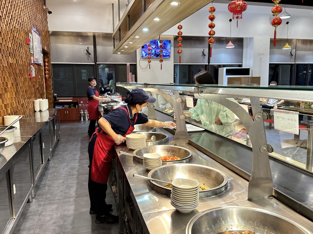 9月29日晚間，為保障國慶假期，豐樂服務區(qū)餐廳延長營業(yè)時間3.jpg